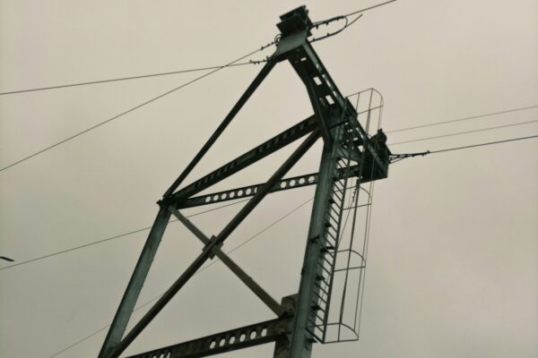Corte de energía a nivel internacional. Portugal, Francia y España sufren apagones y cortes de luz. a close up of a power line with a sky background