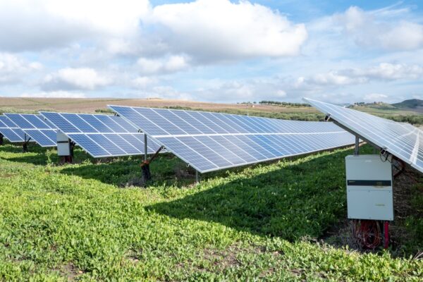 Jaén, líder en cambio energético: es el mejor momento para instalar placas solares blue solar panels on green grass field under white clouds and blue sky during daytime