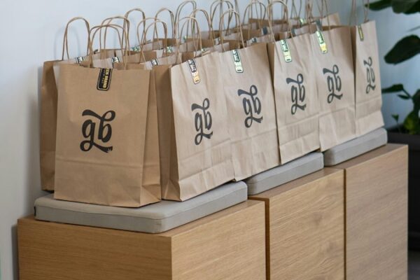 Vacaciones y empresa: cómo enfocar el descanso de tus empleados sin perder conexión A display of bags with numbers on them