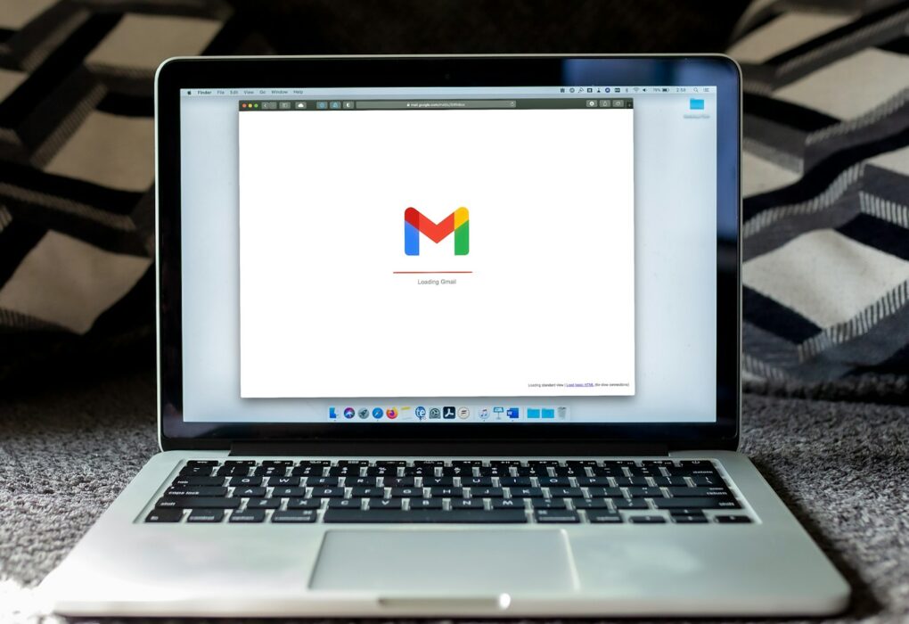 Ante la incertidumbre del marketing digital, el email marketing sigue siendo la solución macbook pro on black textile