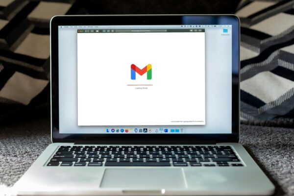 Ante la incertidumbre del marketing digital, el email marketing sigue siendo la solución macbook pro on black textile